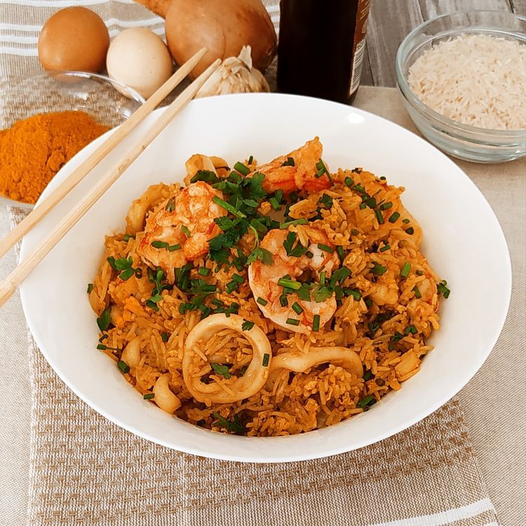 arroz frito con curry visto desde arriba