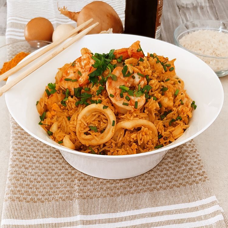 arroz frito con curry visto frontalmente