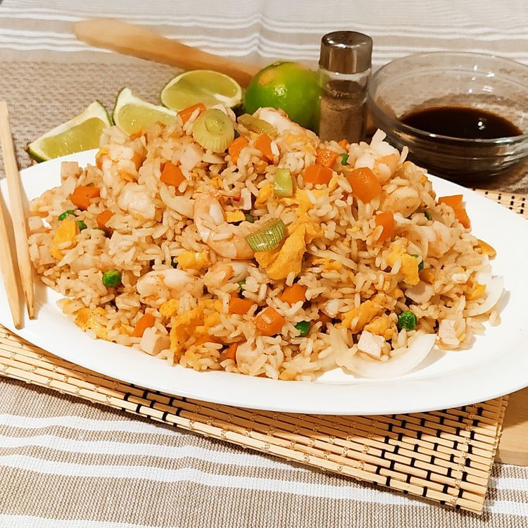 arroz tres delicias, receta china, visto frontalmente