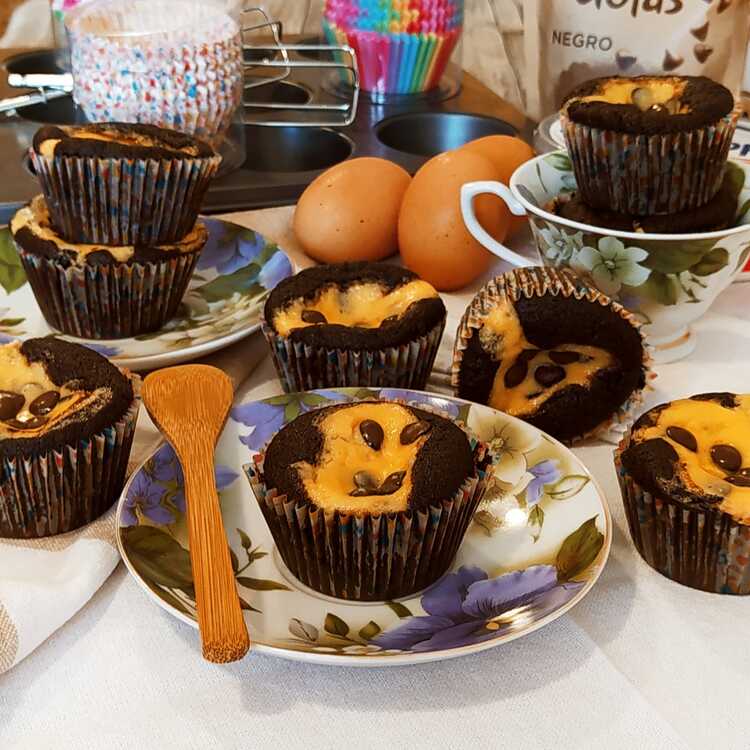 black bottom cupcakes (cupcakes de fondo negro) vistos frontalmente