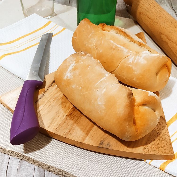 bollo preñao asturiano, o pan preñao, visto frontalmente