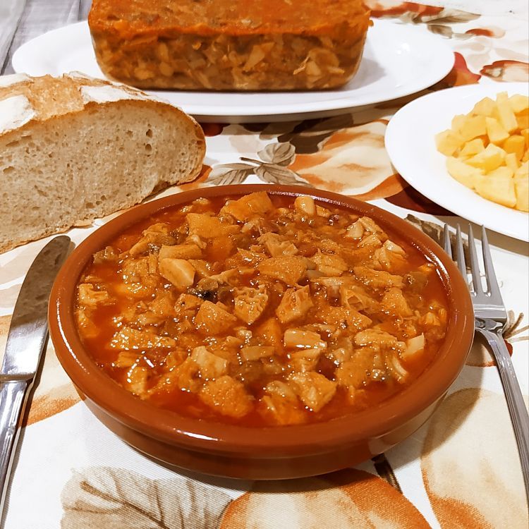 callos a la asturiana, receta tradicional, vistos frontalmente