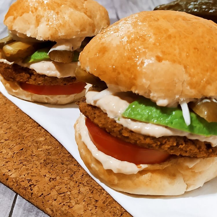 hamburguesa vegetariana de lentejas y alubias vista lateralmente