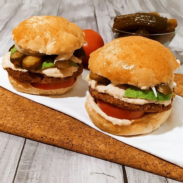 hamburguesa vegetariana de lentejas y alubias vista frontalmente