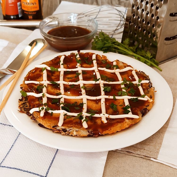 okonomiyaki, receta japonesa, visto frontalmente