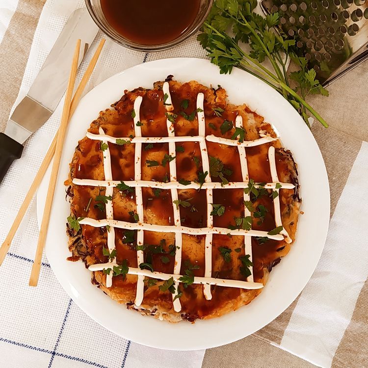 okonomiyaki, receta japonesa, visto desde arriba