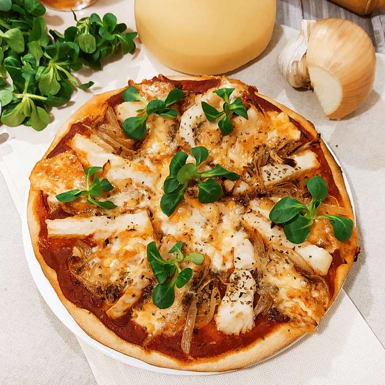 pizza de bacalao confitado y queso de tetilla vista desde arriba