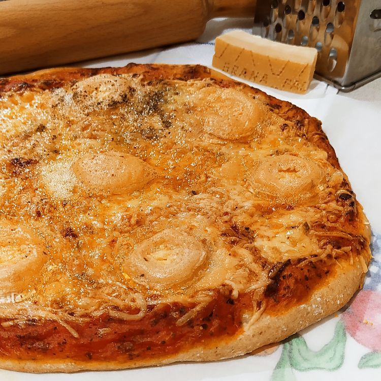pizza de cuatro quesos vista de cerca