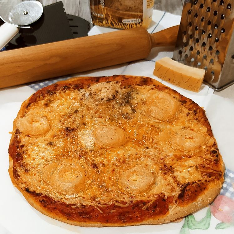 pizza de cuatro quesos vista frontalmente