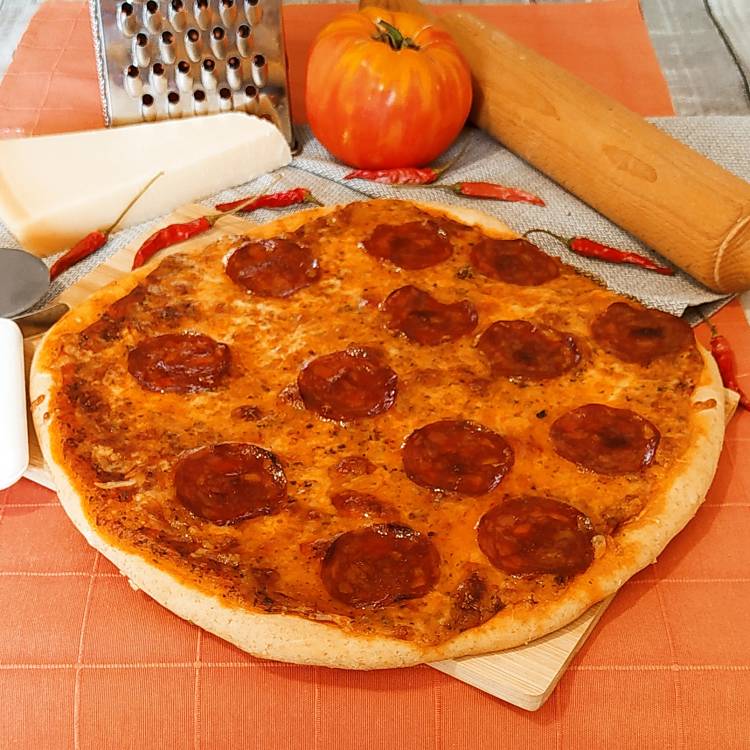 pizza de pepperoni o diávola vista frontalmente