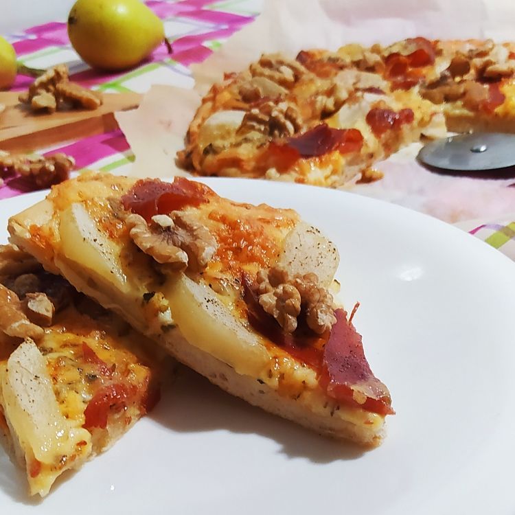 pizza de pera, jamón y gorgonzolla, pizza y un trozo