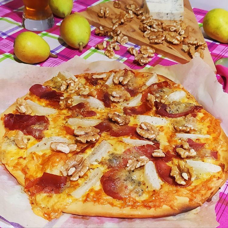 pizza entera de pera, jamón y gorgonzolla
