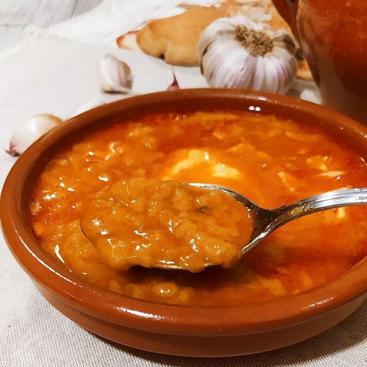 sopas de ajo, sopa castellana, vistas de cerca con cuchara