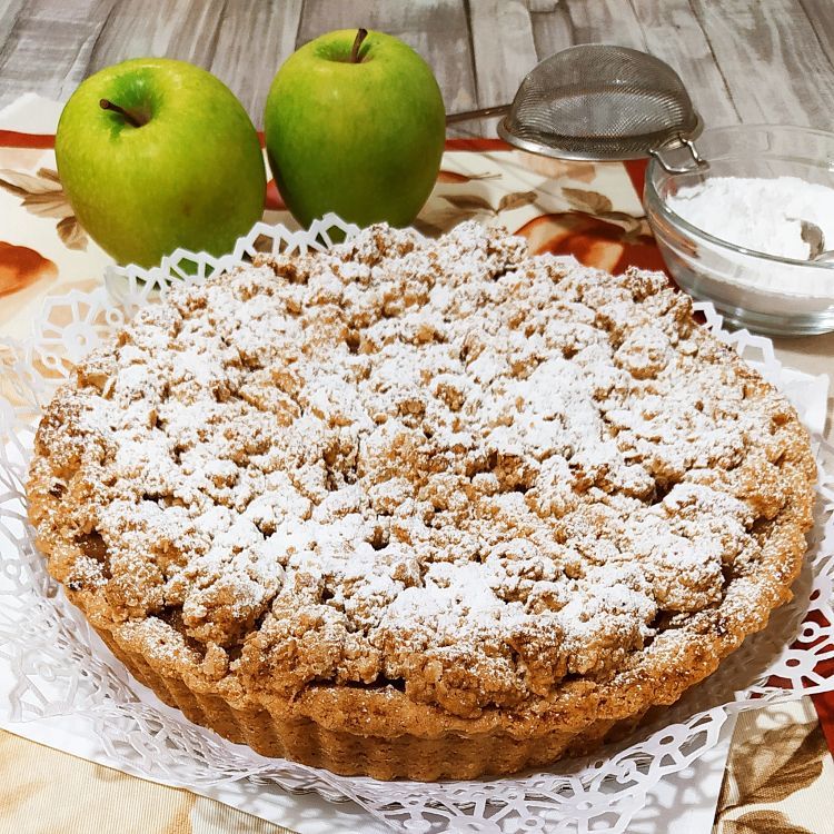 tarta crujiente de manzana, apple crumble pie, vista frontalmente